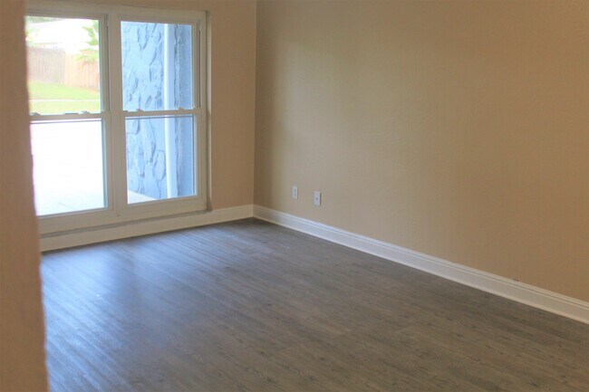 Photo - 205 Regal Park Dr