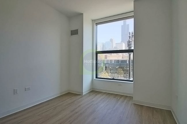 Photo - 333 S Halsted St