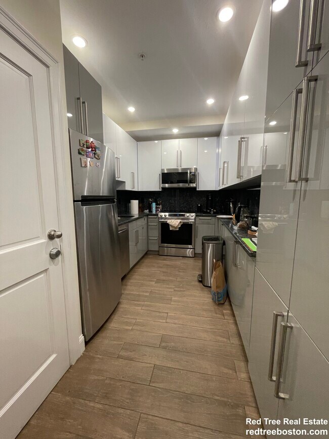 Building Photo - 1616 Beacon St Unit 1 Rental