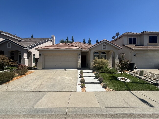 Building Photo - Available Now: 3 bed 2 bath home in Roseville
