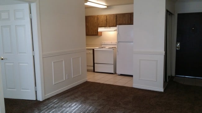 Sala de estar con vista a la cocina. - Crestwood Cove