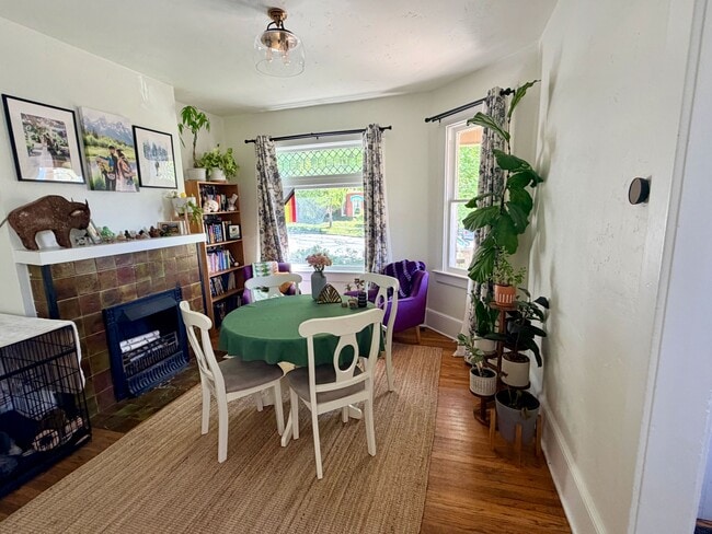 Photo - 211 F St E