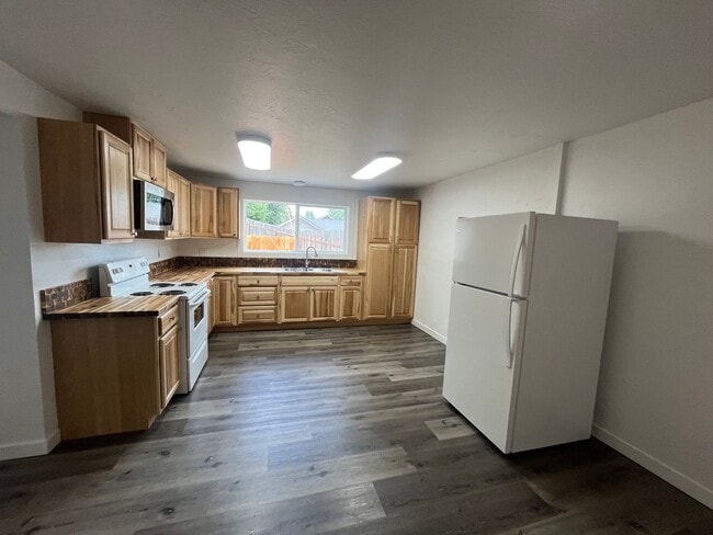 Building Photo - 3-Bedroom 1-bathroom apartment in Creswell!