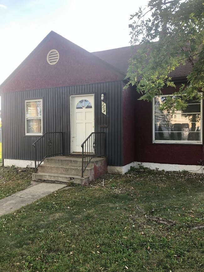 Building Photo - 3 Bedroom Home! Unit 1704 S 8th Ave