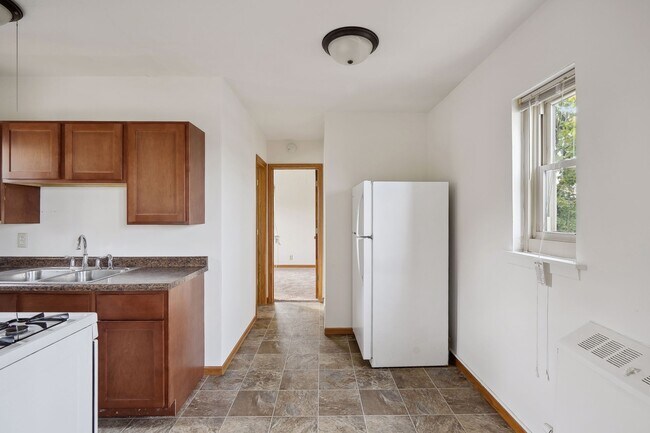 Photo - Spacious Top-Floor 1BR on Beautiful Iris P... Unidad 27