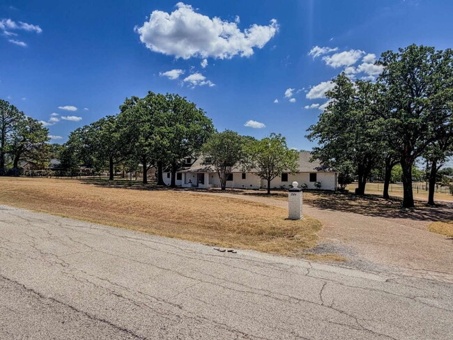 Photo - Beautiful 6 bed, 2 bath home in Burleson!