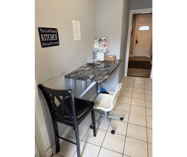 Photo - 3445 Juneway-1 Available $650 1 Unidad 1 Available $650 1