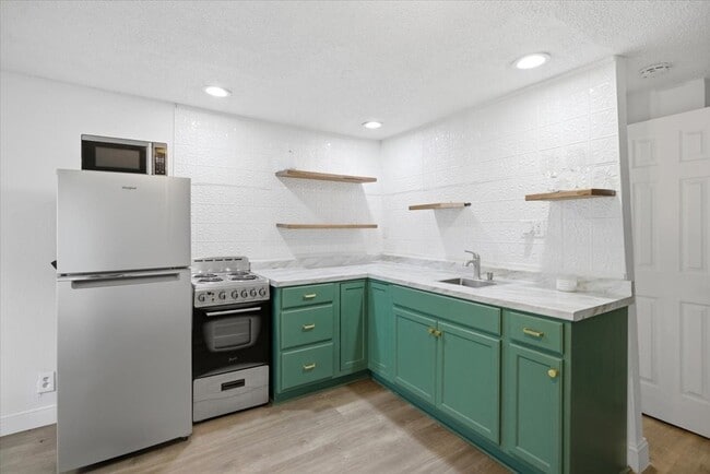 Photo - 4024 Collinwood Ave