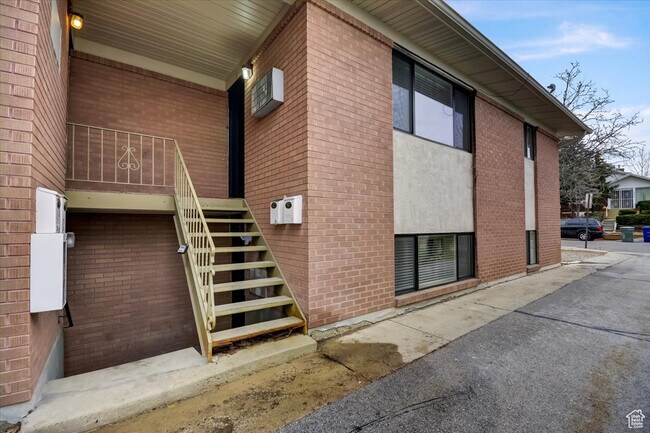 Building Photo - 554 Douglas St Unit 4