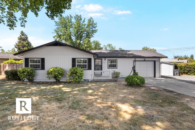 Spacious Corner Lot Home - Spacious Corner Lot Home