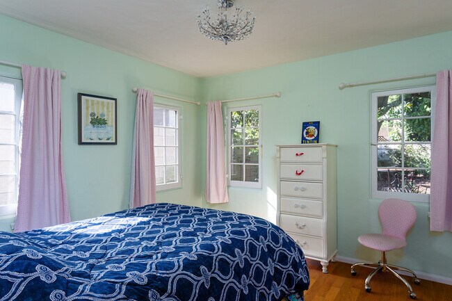 Photo - 2107 Oakwood St