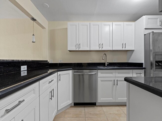 Building Photo - 6900 N Kendall Dr Unit A203