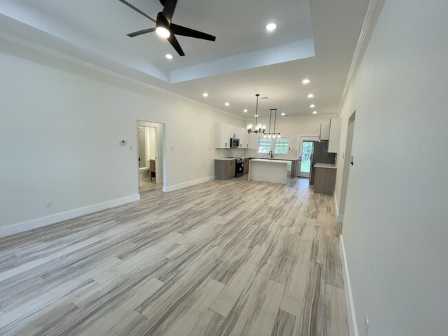 Photo - 115 E 8th St