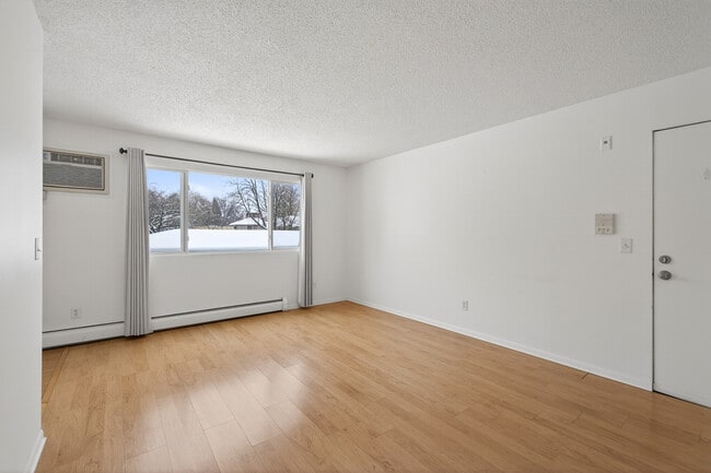 Photo - Rosco Apts- 2740 Unit 203