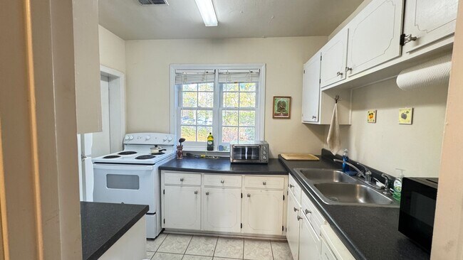 Photo - Near Sororities! - 2 Bed/1 Bath Flat on Baxter Unit 4