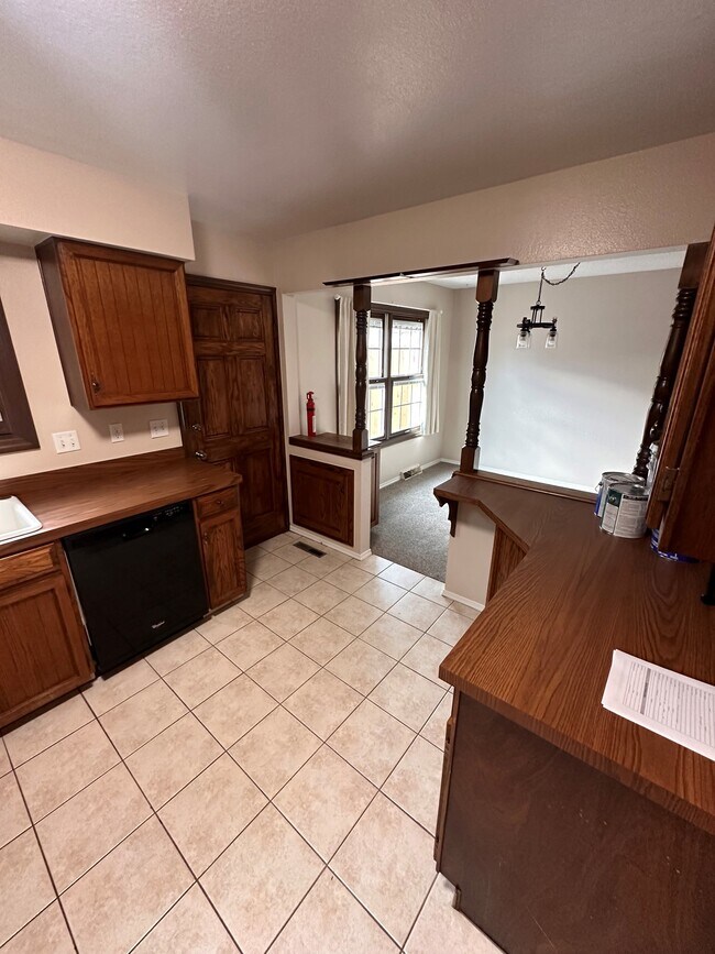 Kitchen - 7101 W Yale Ave