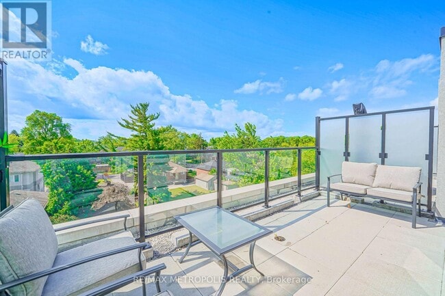 Photo - 871 Sheppard Ave W