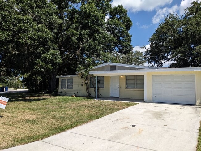 Building Photo - Conveniently located 2/1 Florida home with private backyard