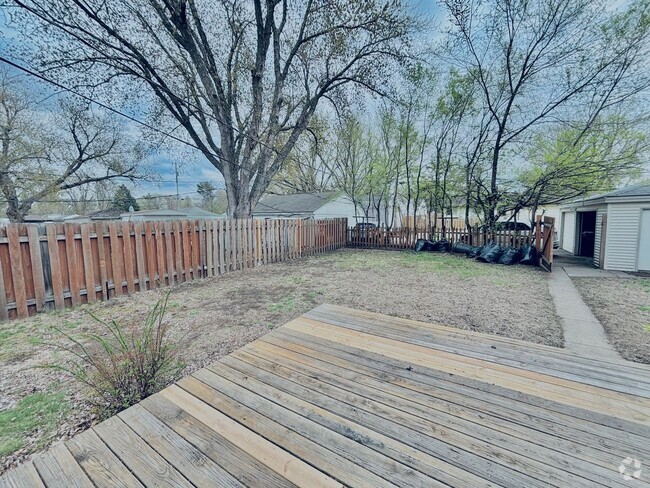 Building Photo - Great crystal home with huge fenced in bac...