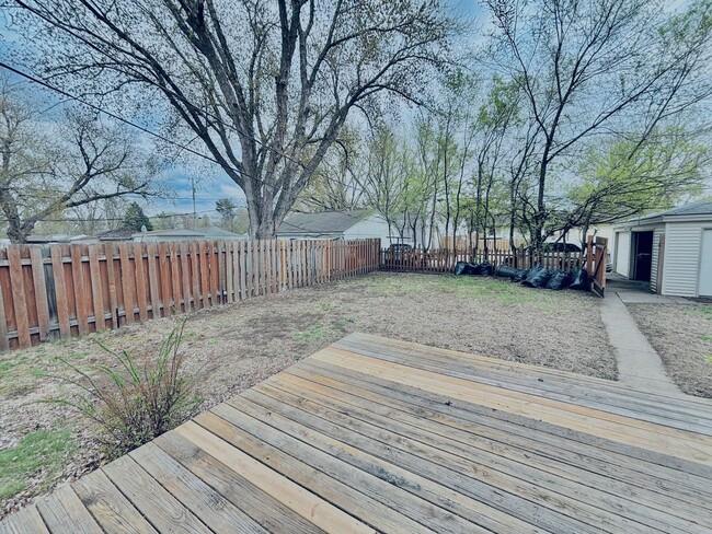 Great crystal home with huge fenced in bac... - Great crystal home with huge fenced in bac...