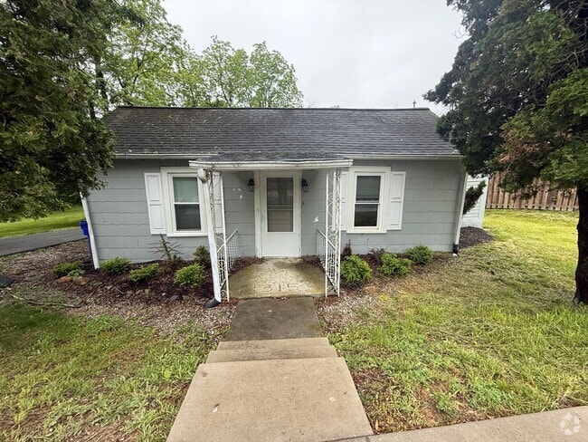 Building Photo - 1315 Giles Rd Unit Giles Road - 1315 Rental