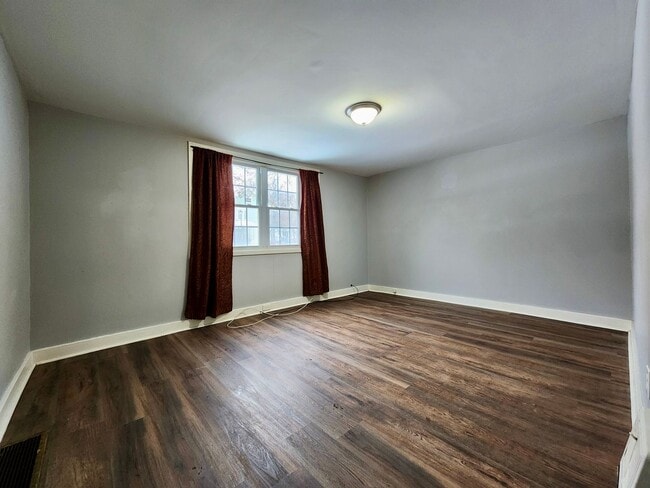 Photo - Spacious 4bd house | Laundry hooks ups | Driveway