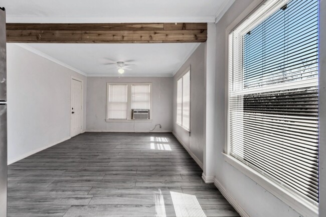 Photo - 305 N Robinson St Unit D, Upstairs Left