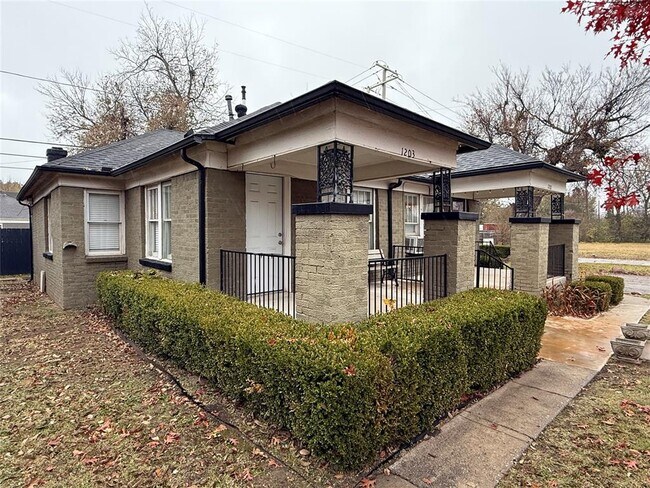 Building Photo - 1203 Military Ct