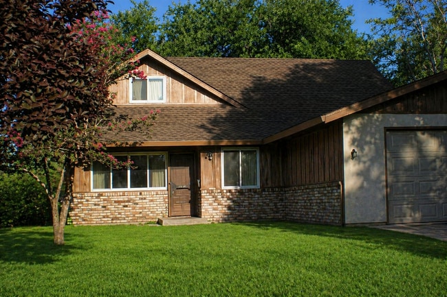 Building Photo - Charming Home with Cozy Spaces: 3Bedrooms and 2 Bathroom