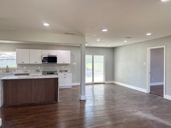 Building Photo - 4 Bedroom / 3 Full Bath / Huge Yard