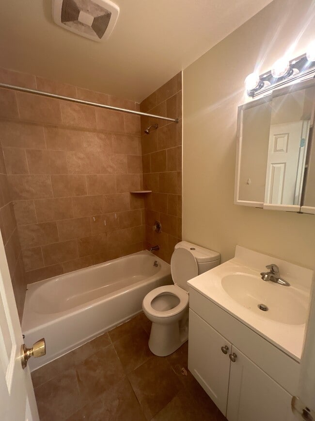 C201 Baño renovado en el pasillo - Park City Apartments