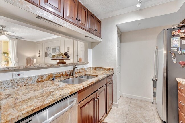 Photo - 103 Yacht Club Way Unidad 206