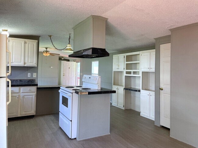 225 Hillsdale Estates Ln