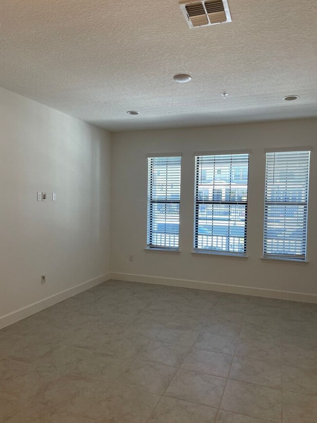 Photo - TOWNHOME IN HIGHLY DESIRABLE WINTER SPRINGS/TUSCAWILLA