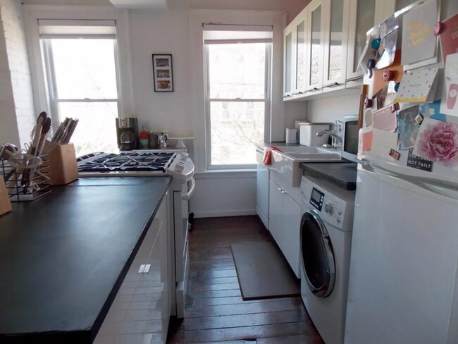 Photo - Architect-Restored 1BR at State & Bishop | Renovated Kitchen | In-Unit W/D Unidad 2