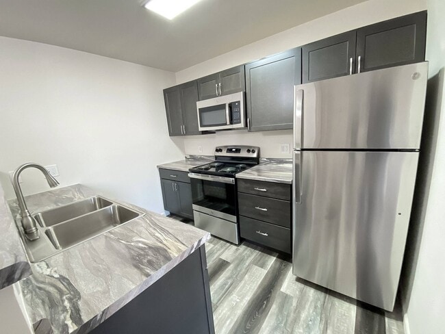 Renovated 1 Bedroom - Kichen