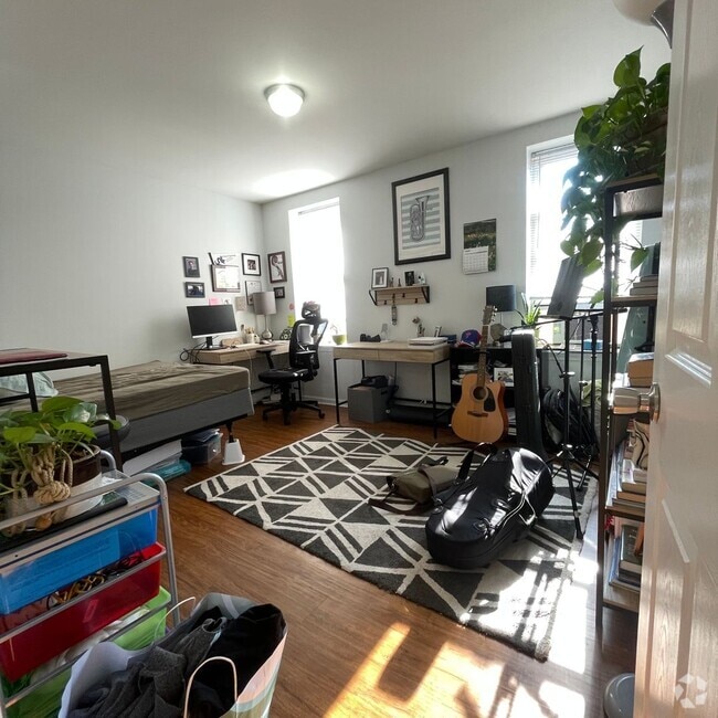 Building Photo - SPACIOUS bi-level apartment with fenced yard Unit 2