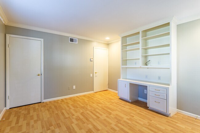 Building Photo - 2349 Albans Rd Unit 1