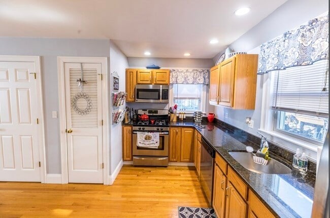 Building Photo - 547 E 3rd St Unit 2