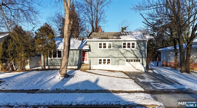 Building Photo - 10 Eastbrook Dr