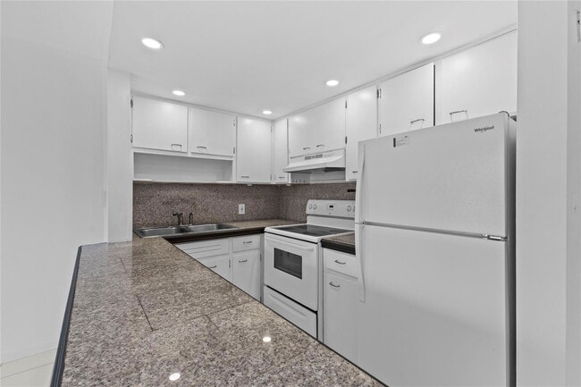 Building Photo - 3208 SE 11th St Unit 104A