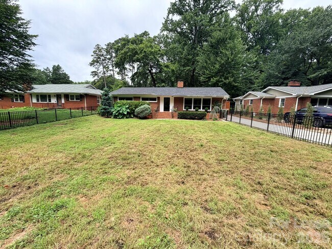 Photo - 3111 Airlie St