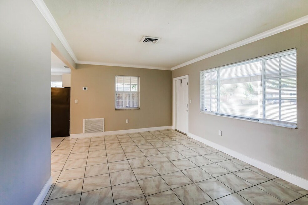 2300 Desoto Dr