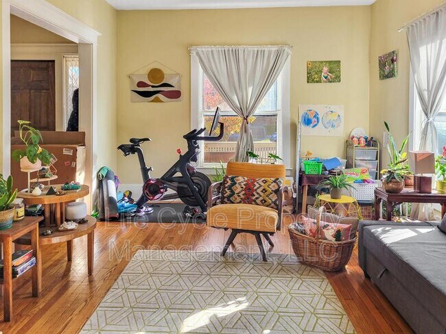 Photo - 631 Paris Ave SE