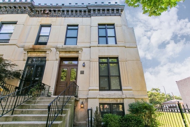 Building Photo - 3313 S Calumet Ave Rental