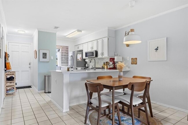 2215 Post Rd Unit 1018