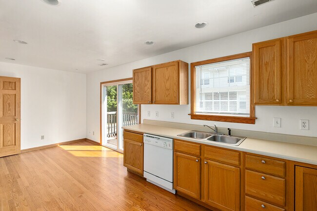 Kitchen - 908 Buchanan Ave