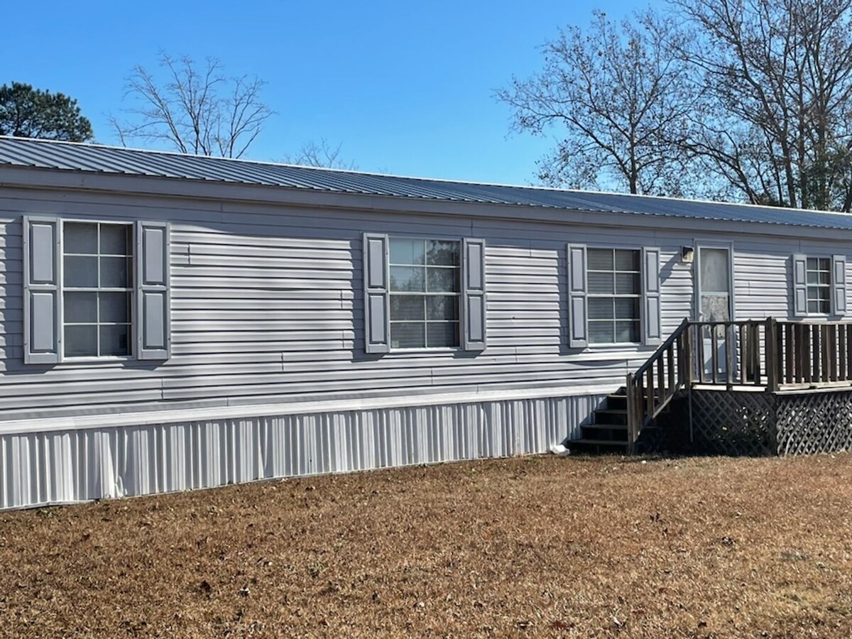 3 Bedroom 2 Bath Single-Wide Mobile Home - 3 Bedroom 2 Bath Single-Wide Mobile Home