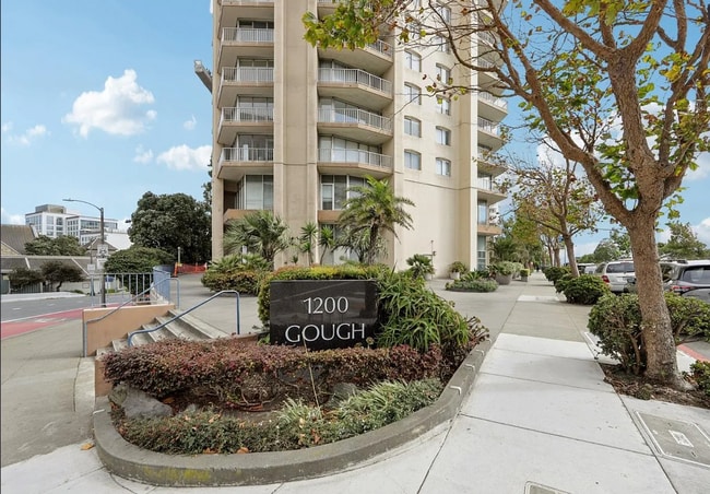 Building Photo - Spacious & Bright 1BR/1BA Condo with Parking in Cathedral Hill