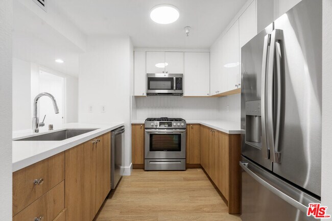 16100 Sunset Blvd Unit 201